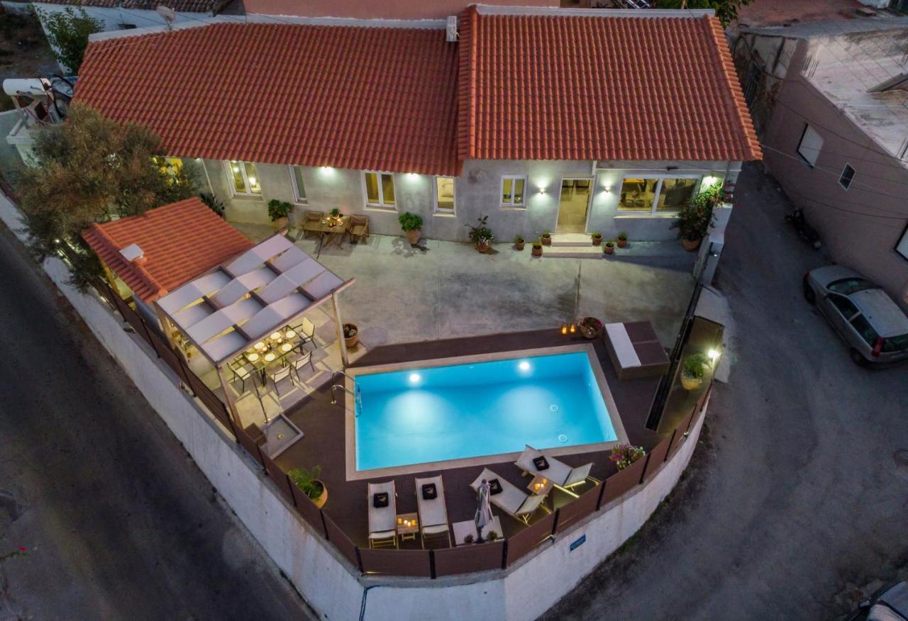 Villa Roxanne Galatás Buitenkant foto
